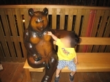 熊の置物と息子